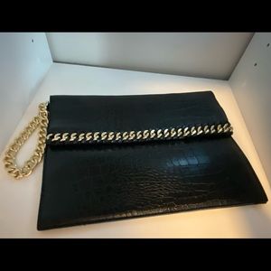 Stylish clutch… a must have 💃🏽🎯